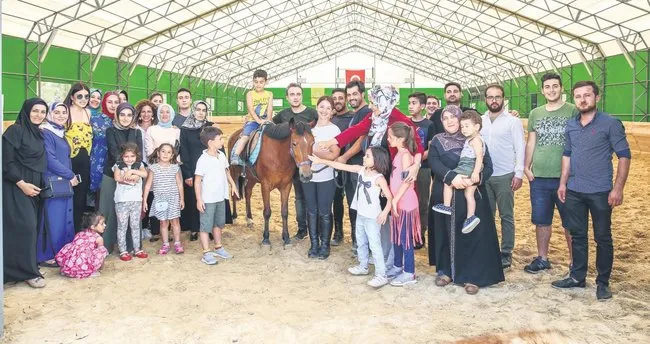 Kutsi şehit ailelerinin çocuklarıyla buluştu