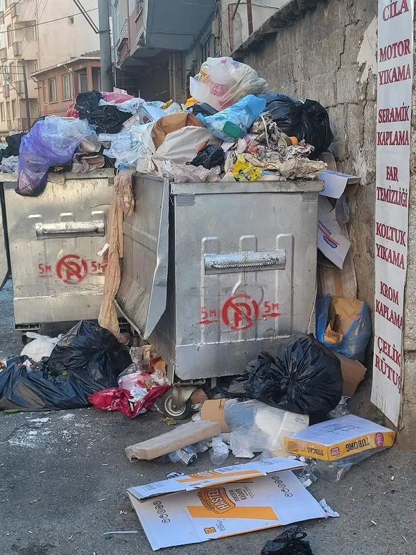 corlunun-sokaklari-cope-teslim-vatandas-chpli-belediyeden-cozum-bekliyor-1782222385906.jpg