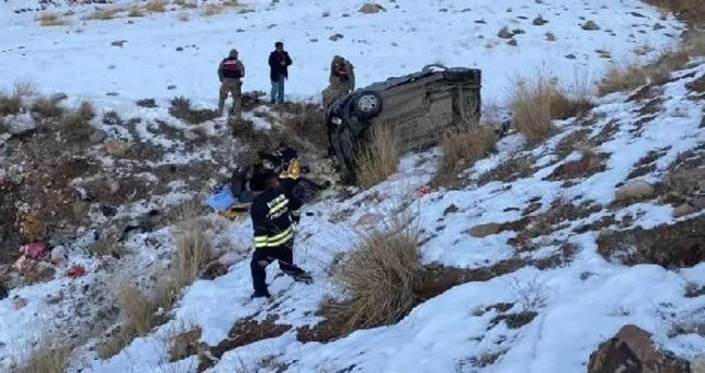 Erzurum'da kontrolden çıkan hafif ticari araç şarampole yuvarlandı: 2 ölü, 2 yaralı