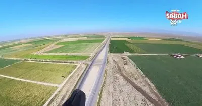 İşçilerin selamladığı yamaç paraşütü pilotu domates tarlasına indi | Video