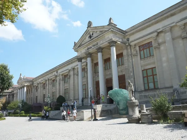 istanbul-arkeoloji-muzelerinde-tarihi-donusum-54-bin-cini-restore-edildi-yuzlerce-eser-yeniden-sergide-1789717369100.jpg