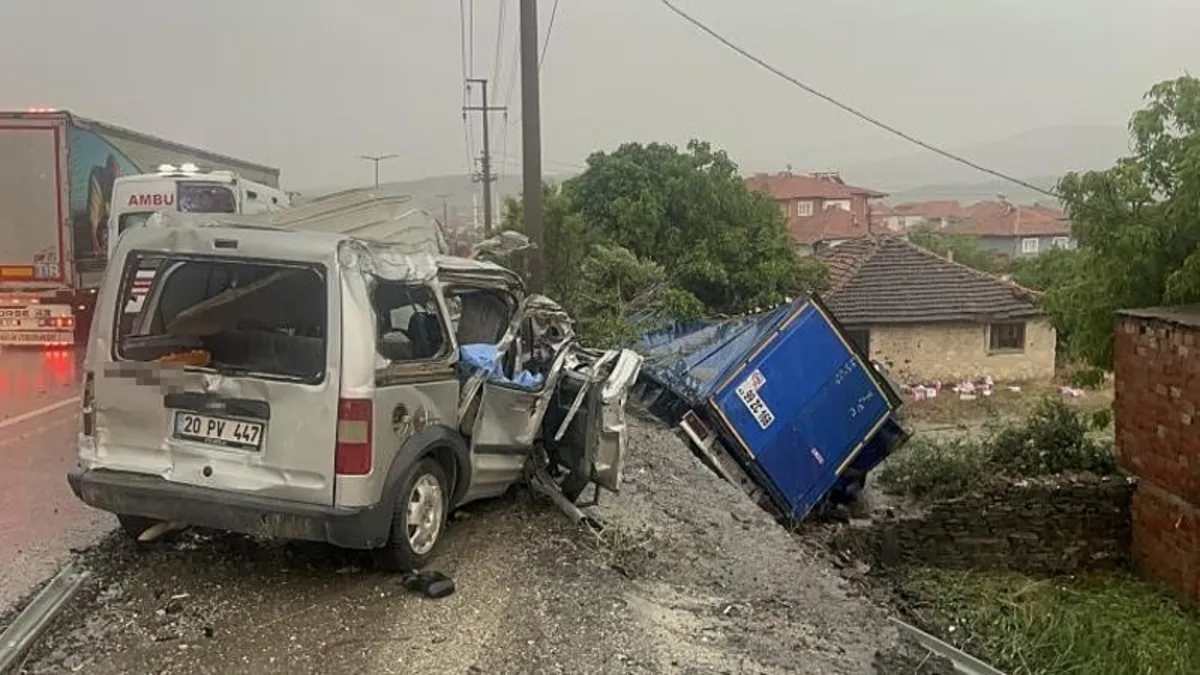 Manisa Kula'da meydana gelen zincirleme trafik kazası sonrası olay yerinden görünüm