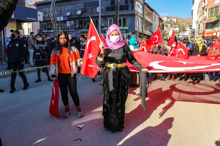 SON DAKİKA HABERİ: Hakkari'de bayraklı protesto! Kadınlardan Diyarbakır annelerine destek...