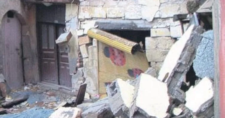 Tarsus’ta aşırı yağıştan bir evin duvarı çöktü