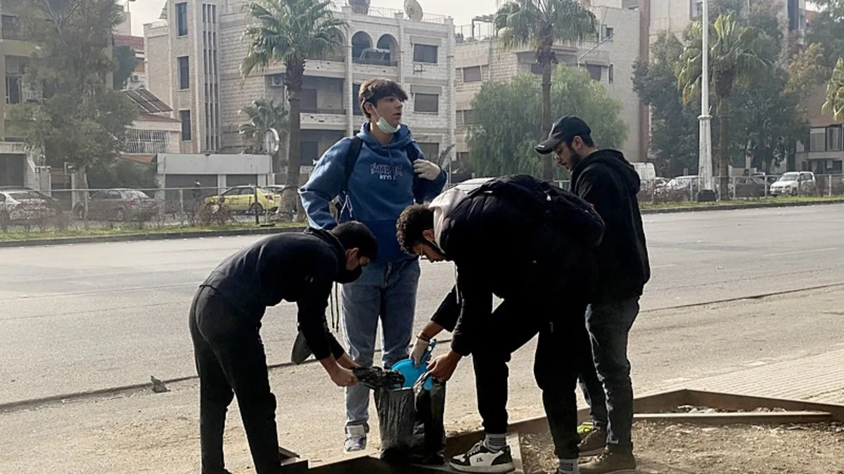 Esad rejiminden kurtarılan Şam'da gençler sokakları temizliyor