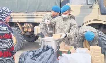 Mehmetçik köy köy yardım götürüyor