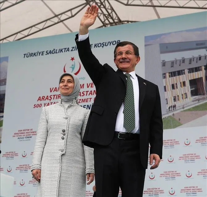 Başbakan Davutoğlu’na Van’da yoğun ilgi