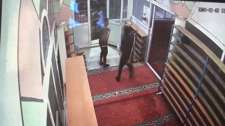 Eli bıçaklı saldırgan camide müezzin ve cemaate dehşeti yaşattı: Buraya kimseyi sokmayacağım…