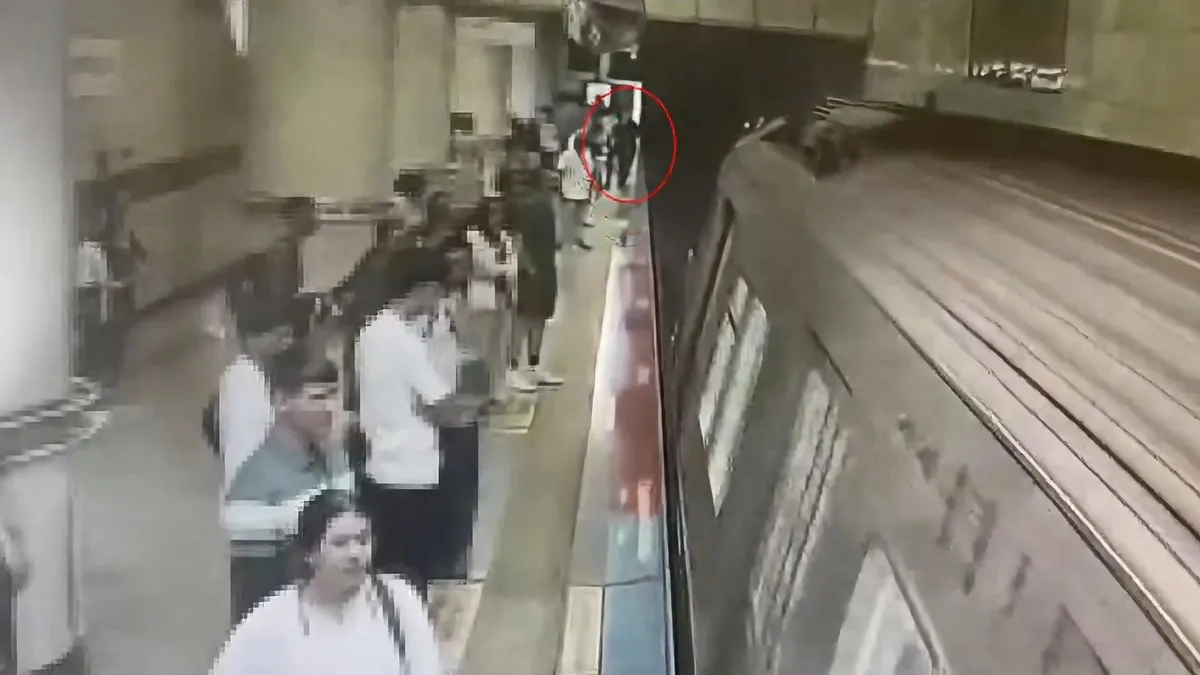 Şişli metrosunda facianın eşiğinden dönüldü: Korkutan anlar kameraya anbean yansımış! Şişli metrosunda facianın eşiğinden dönüldü: Korkutan anlar kameraya anbean yansımış!