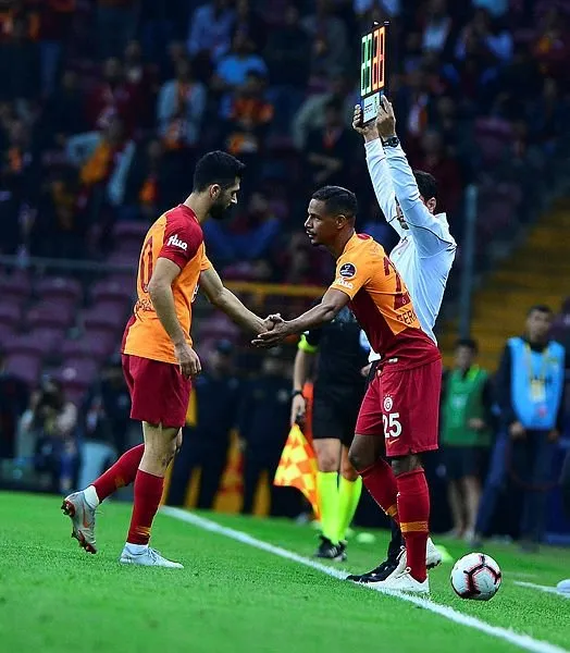 Galatasaray’a Emre Akbaba’dan kötü haber