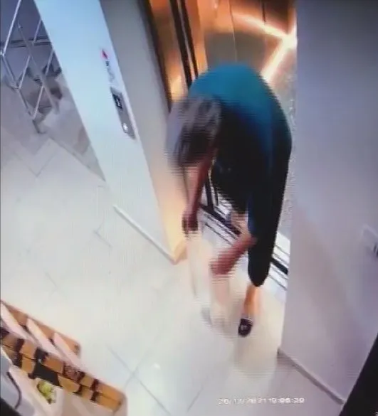 izmirde-komsu-kabusu-5-ay-boyunca-kapisina-cop-atti-idrarini-yapti-dehsete-dusuren-anlar-kameraya-yansidi-1640890363573.jpg