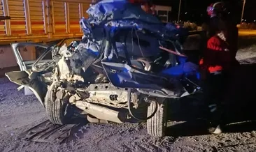 Otomobil park halindeki TIR’a çarptı