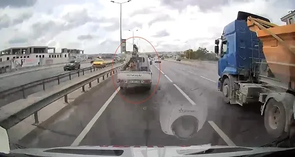 yer-buyukcekmece-ambulansa-dakikalarca-yol-vermedi-o-surucuye-kesilen-ceza-dudak-ucuklatti-1789559410396.jpg