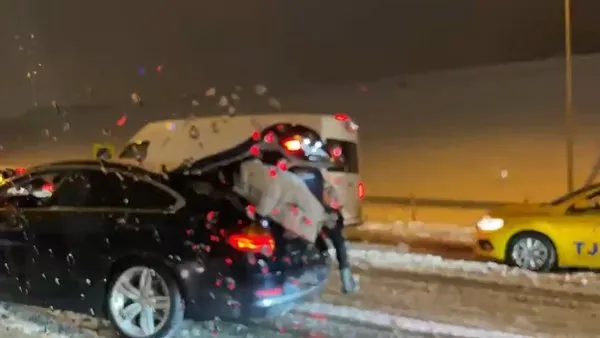 Kış lastiği olmayan araçlar trafikte mahsur kaldı | Video