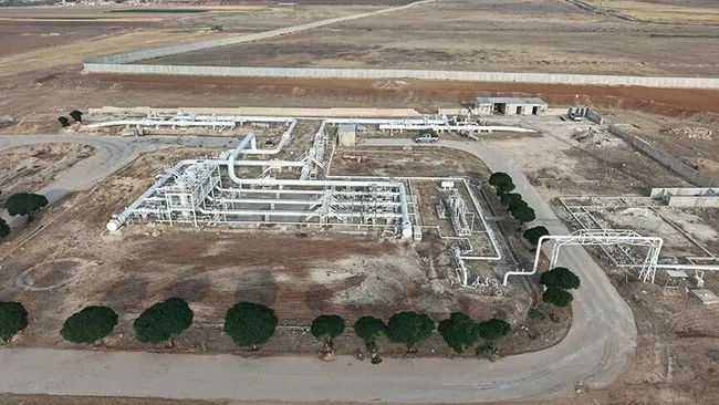 suriyede-yeni-donemin-adimlari-atiliyor-deyrizordaki-gaz-sahasinda-uretim-yeniden-basladi-1788300664925.jpeg