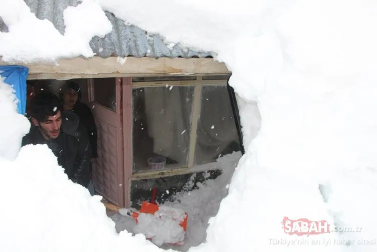 Kar kalınlığı 2 metreyi aştı, evler beyaz örtü altında kaldı!
