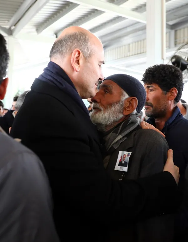 icisleri-bakani-soylu-sehitlerin-tabutlarini-tasidi-sehit-polis-dayisiyla-ayni-kaderi-paylasti-1674042453968.jpg