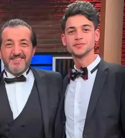 Babasının kopyası! Mehmet Şef’in oğlu da şef çıktı... 22 yaşındaki delikanlı yakışıklılığıyla büyüledi!