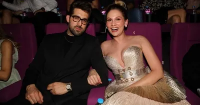 ‘Bayi Toplantısı’na kahkaha dolu gala! Farah Zeynep Abdullah Bayi Toplantısı’nın galasında sevgilisi Doğu Demirkol’u yalnız bırakmadı...