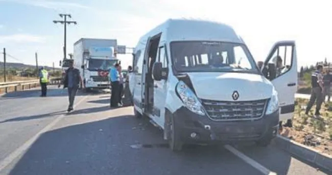 Kamyon minibüse çarptı: 18 yaralı