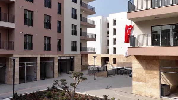 hatayda-hayat-yeniden-basliyor-bakan-kurumdan-esnaf-paylasimi-acilan-kepenkler-umudun-sesi-oldu-1787639951354.jpg