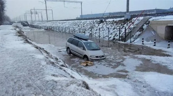 Arabalar buz tuttu