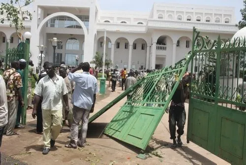 Mali’de başkanlık sarayını bastılar