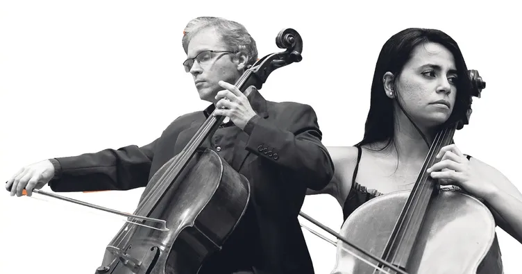 İki çellist sınırları kaldırıyor