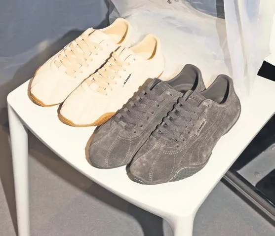 Moda tasarımcıları spor ayakkabılara el attı