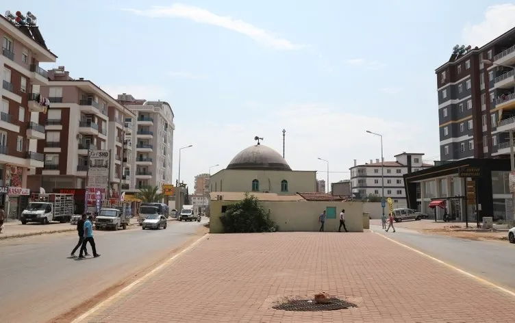 İki yolun ortasında kalan cami dikkat çekiyor