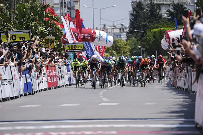 60-cumhurbaskanligi-turkiye-bisiklet-turu-antalya-antalya-etabini-simon-dehairs-kazandi-1745752973917.jpeg