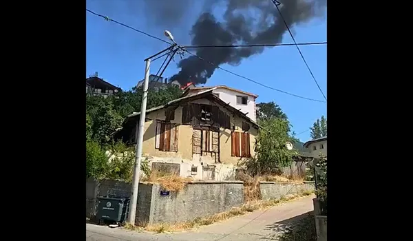 boluda-korkutan-yangin-alevler-binanin-catisini-sardi-ekipler-pes-pese-geldi-1785229739420.jpg