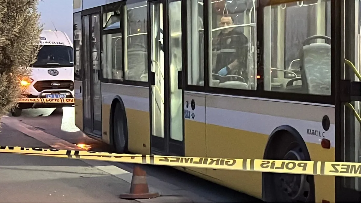 Belediye otobüsünde dehşet! ‘Yan bakma’ meselesinde tartıştığı kişiyi eşinin yanında defalarca bıçakladı Belediye otobüsünde dehşet! ‘Yan bakma’ meselesinde tartıştığı kişiyi eşinin yanında defalarca bıçakladı