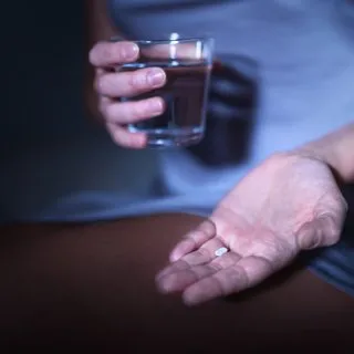 Ertesi gün hapı nedir, nasıl kullanılır? Adeti geciktirir mi?