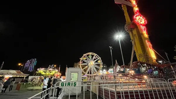 lunaparkta-korku-dolu-anlar-kucuk-cocuk-donme-dolapta-asili-kaldi-1695890425934.jpg