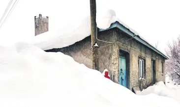Evler ve araçlar kara gömüldü