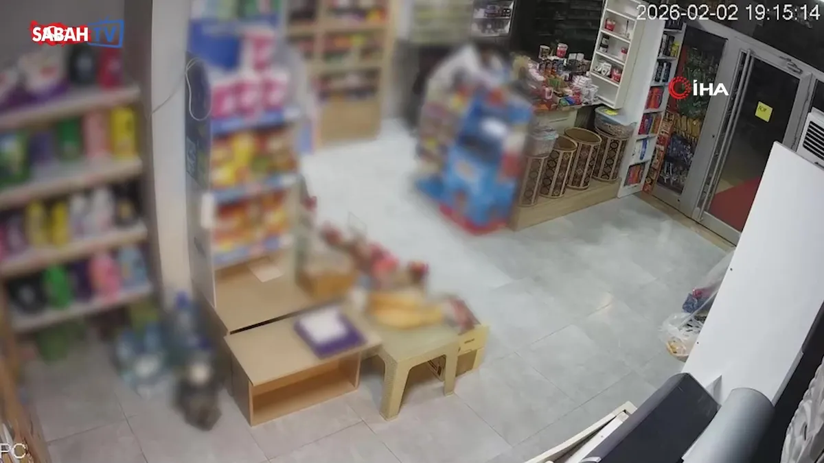 Market dolabı bomba gibi patladı: O anlar kamerada | Video videosunu izle Market dolabı bomba gibi patladı: O anlar kamerada | Video videosunu izle