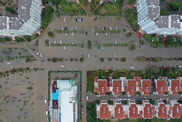 İzmir'deki sel felaketi havadan görüntülendi! Araçlar sular altında kaldı