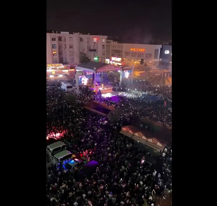 CHP’li Esenyurt Belediyesi’nin konserinde terör propagandası: Bebek katili Öcalan için slogan attılar!