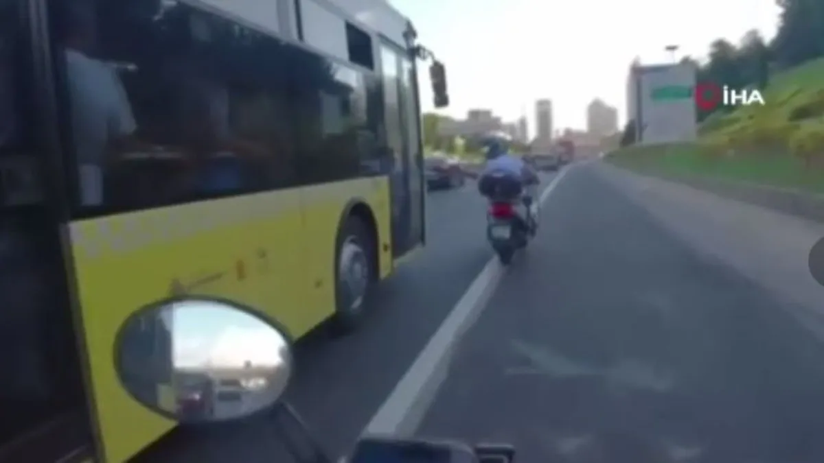 İETT şoförünün hareketi motosikletliyi çileden çıkarttı...