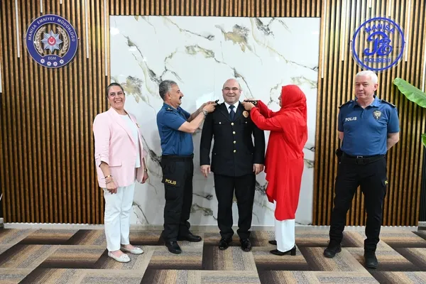 manisa-emniyet-teskilatinda-ust-rutbeye-yukselen-personele-yeni-rutbeleri-takildi-1751042079625.jpg