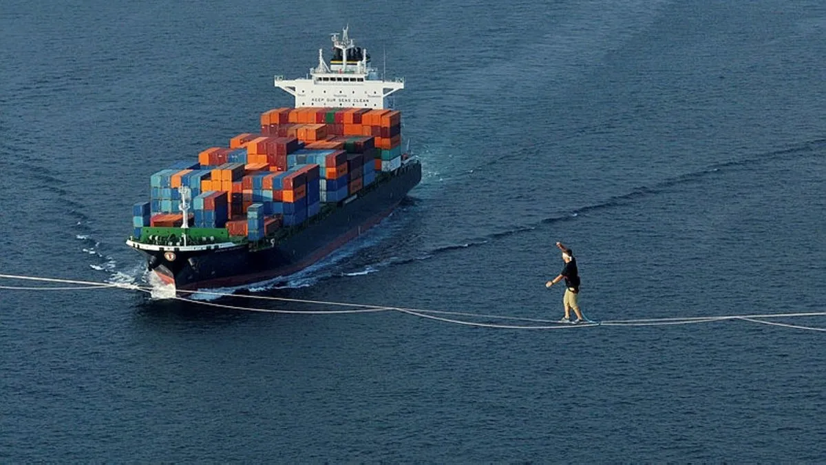 Jaan Roose, İstanbul'da ip üzerinde yürüyerek Asya'dan Avrupa'ya geçti