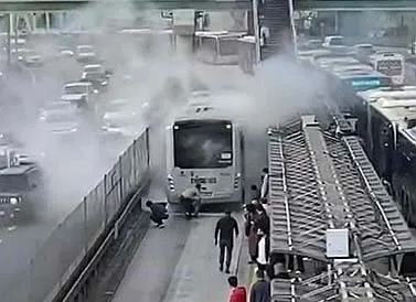 son-dakika-istanbul-sefakoy-duraginda-metrobus-yangini-1728907912352.jpg