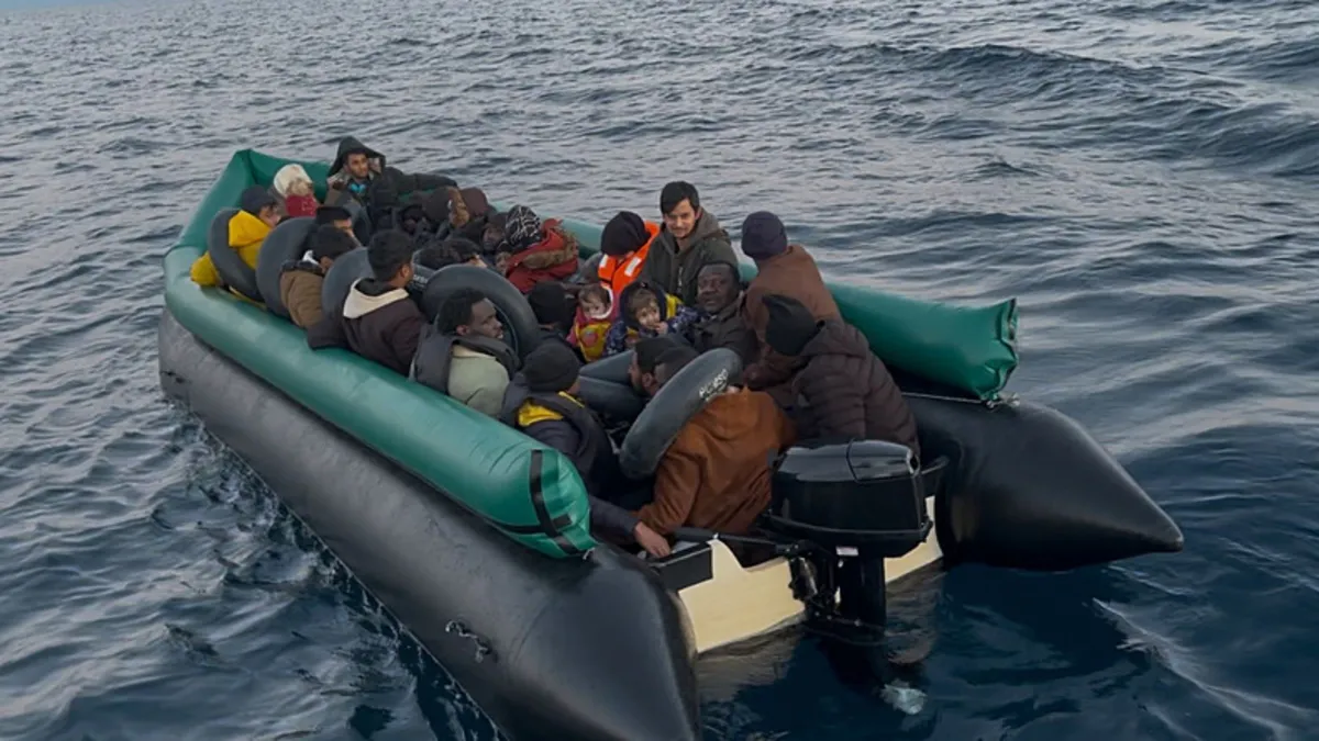 İzmir açıklarında düzensiz göçmen operasyonu: 43 kişi yakalandı İzmir açıklarında düzensiz göçmen operasyonu: 43 kişi yakalandı