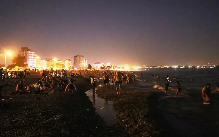 Sıcaklardan bunalan vatandaş, akşamları plaja koşuyor