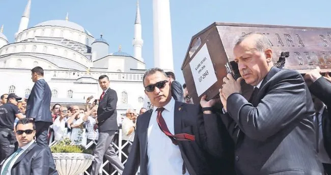 Cumhurbaşkanı Erdoğan tabuta omuz verdi