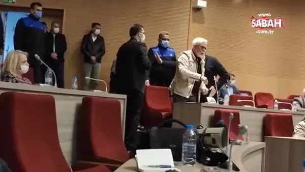 Halil Arda’dan zorbalık! CHP’li belediye başkanı, CHP’li Meclis üyesini söz istediği için zabıtayla dışarı çıkarmak istedi | Video