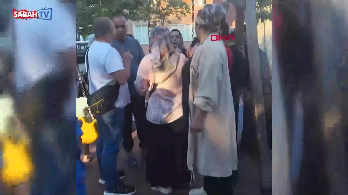 Kağıthane'de parktaki ebeveynler birbirine girdi, ortalık savaş alanına döndü! | Video Kağıthane'de parktaki ebeveynler birbirine girdi, ortalık savaş alanına döndü! | Video