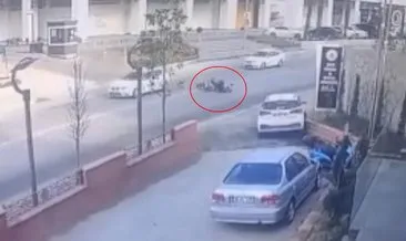 Talihsiz motosikletli, 30 metre sürüklenip aracın altına girdi! Korkunç kaza kamerada