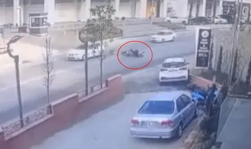 Talihsiz motosikletli, 30 metre sürüklenip aracın altına girdi! Korkunç kaza kamerada